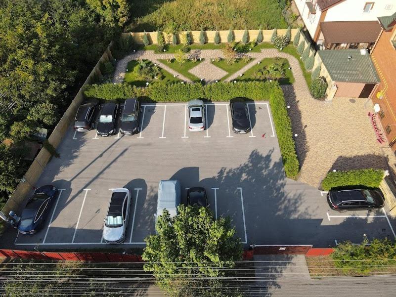 Golden Lion Hotel Boryspilʼ Exteriör bild