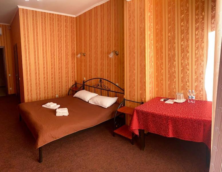 Golden Lion Hotel Boryspilʼ Exteriör bild
