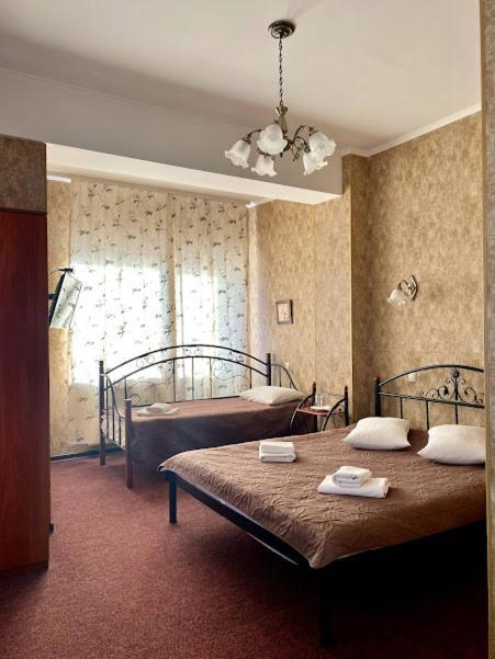 Golden Lion Hotel Boryspilʼ Exteriör bild