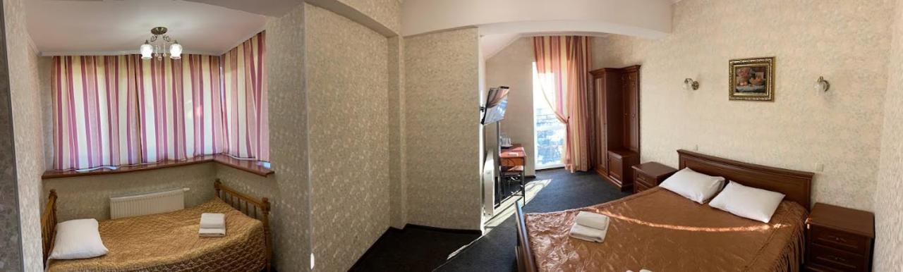 Golden Lion Hotel Boryspilʼ Exteriör bild