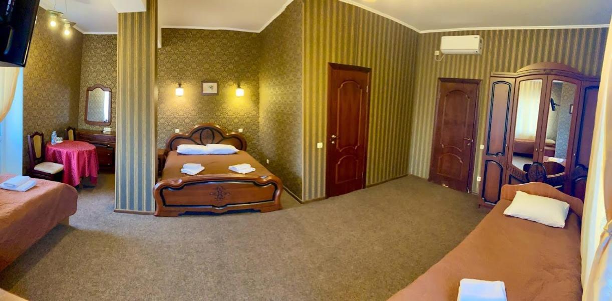 Golden Lion Hotel Boryspilʼ Exteriör bild
