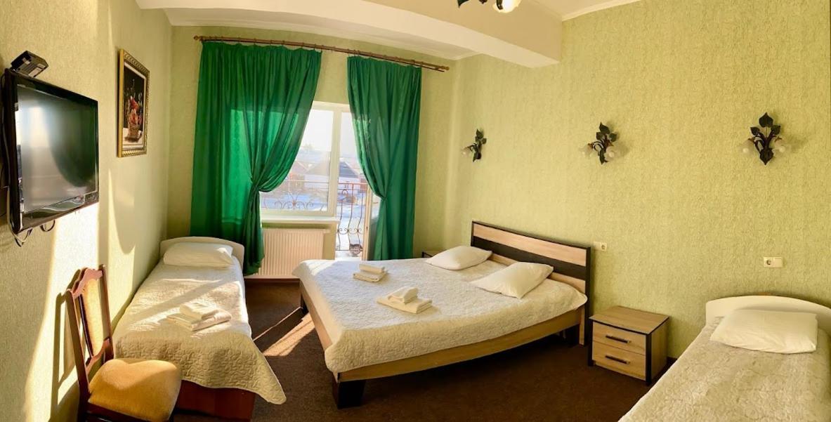 Golden Lion Hotel Boryspilʼ Exteriör bild