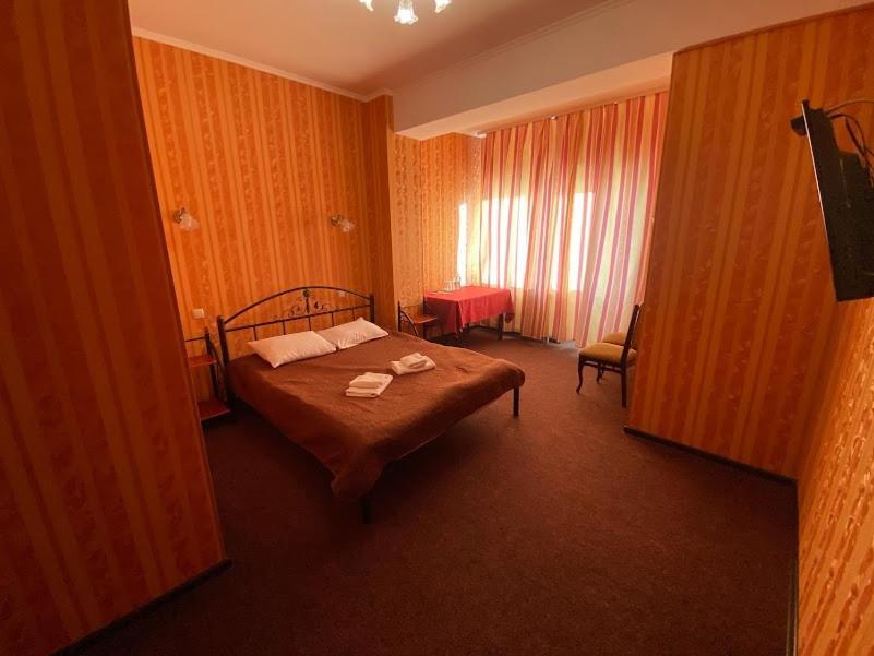 Golden Lion Hotel Boryspilʼ Exteriör bild